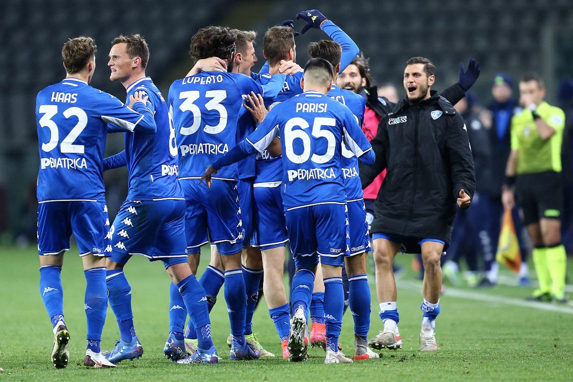 轰32+10+7+4断1帽！东皇归位多数据湖人生涯新高 比肩詹科露笑容.